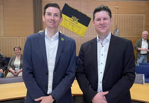 Im Wahllokal im Rathaus Schömberg passt alles bei der Auszählung der Bürgermeisterwahl. In Bieselsberg auch – nur die Stimmenanteile wurden erst teils den falschen Kandidaten zugerechnet. Im Bild sind Michael Hopf (links) und Matthias Stepan zu sehen.