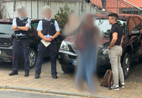 Polizei im August 2024 vor einem Neulinger Gasthaus: Gerade haben Beamte eine Lesung mit dem rechtsextremen Aktivisten Martin Sellner (rechts) gestoppt.