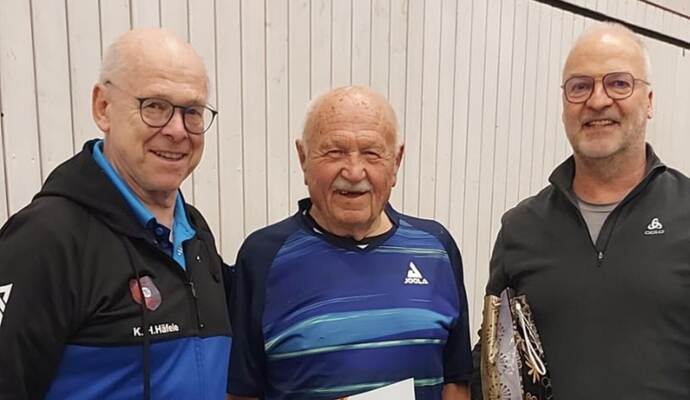 Adam Schmalz mit seiner Ehrenurkunde sowie Karl-Heinz Häfele (links, 1. Vorsitzender Wössingen) und Kaj Beihofer (Pressewart Bezirk Pforzheim).