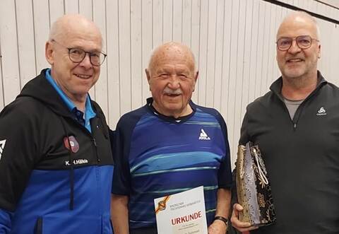 Adam Schmalz mit seiner Ehrenurkunde sowie Karl-Heinz Häfele (links, 1. Vorsitzender Wössingen) und Kaj Beihofer (Pressewart Bezirk Pforzheim).