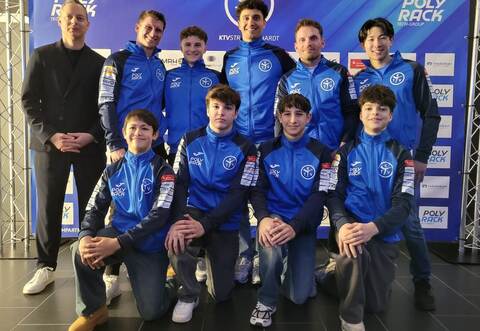 Ein Teil des Bundesligakaders stellte sich bei der Teampräsentation vor: Von links Andreas Rapp (KTV-Präsident), Lukas Dauser (Teammanager), Alexander Kunz, MilanHosseini, Andreas Bretschneider, Tomoya Kashiwagi. Vorne von links die Nachwuchsturner Raphael Wolfinger, Matvey Fokin, Lenny Neff und Zénó Csuka.