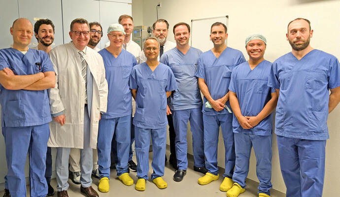 Professor Hashim U. Ahmed (Mitte) zusammen mit den Kollegen aus London und Pforzheim.