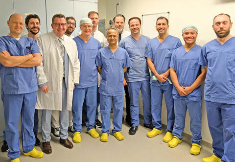 Professor Hashim U. Ahmed (Mitte) zusammen mit den Kollegen aus London und Pforzheim.