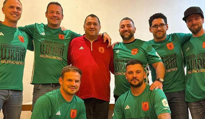 Der Vorstand des neugegründeten FC Eutingen: obere Reihe von links Robin Uhlig, Thomas Bossert, Joachim Boob, Ilya Kocamahhul, Salvatore Tusa, Rovin Riegsinger. Untere Reihe von links Michael Ullmann und Roberto Azzaro.