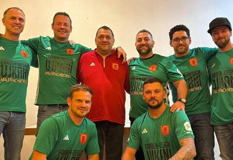 Der Vorstand des neugegründeten FC Eutingen: obere Reihe von links Robin Uhlig, Thomas Bossert, Joachim Boob, Ilya Kocamahhul, Salvatore Tusa, Rovin Riegsinger. Untere Reihe von links Michael Ullmann und Roberto Azzaro.