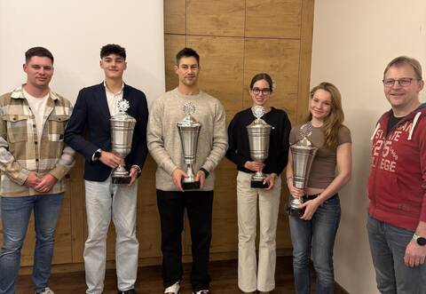 Ehrung für Top-Leistungen: Von links Maximilian Beiser (Vorsitzender Leichtathletikkreis, Ian Ochs (SV Büchenbronn), Ronny Krause (TSG Niefern), Pauline Meyer (TV Huchenfeld), Lisa Fischer (TSG Niefern), Manfred Ballier (2. Vorstand).