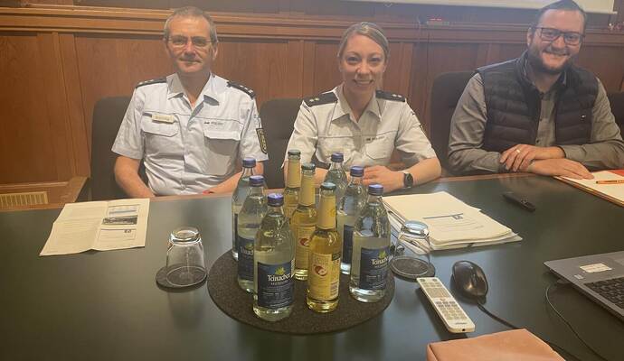 Stellen die Kriminalstatistik im Bad Wildbader Ausschuss vor: Klaus Bächtle und Jasmin Palmer mit Bürgermeister Marco Gauger (rechts).