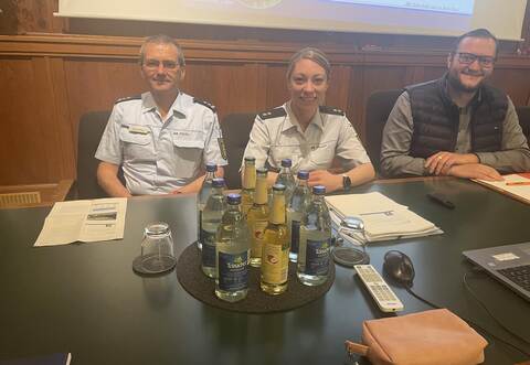 Stellen die Kriminalstatistik im Bad Wildbader Ausschuss vor: Klaus Bächtle und Jasmin Palmer mit Bürgermeister Marco Gauger (rechts).