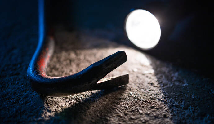 Symbolbild Einbruch, Taschenlampe mit Brechstange