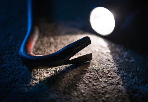 Symbolbild Einbruch, Taschenlampe mit Brechstange