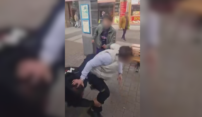 In dem Video sieht man, wie ein Security-Mitarbeiter versucht, einen Mann festzuhalten. Dieser versucht zu flüchten und wehrt sich gewaltsam.