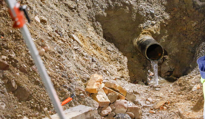 Ein Wasserrohrbruch sorgt dafür, dass manche Haushalte in Pforzheim kein Trinkwasser haben.