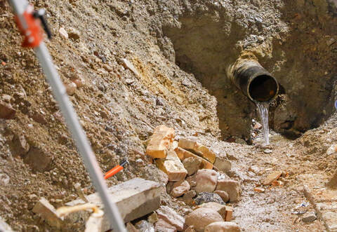 Ein Wasserrohrbruch sorgt dafür, dass manche Haushalte in Pforzheim kein Trinkwasser haben.