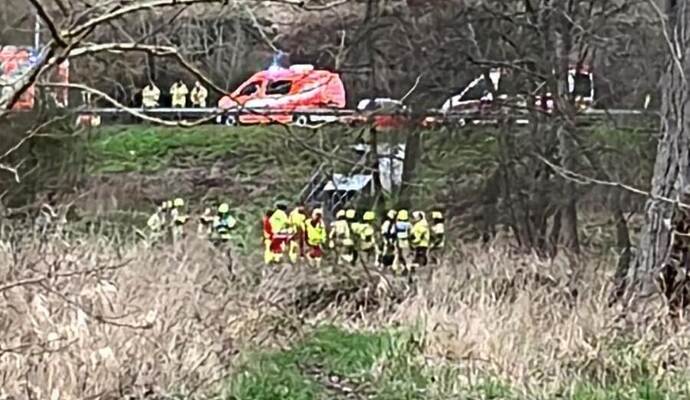 Die Rettungskräfte bergen die Leiche bei Enzberg.