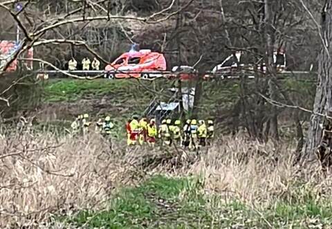 Die Rettungskräfte bergen die Leiche bei Enzberg.