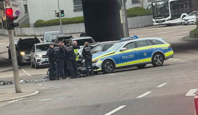 Ein Polizeiauto wurde beschädigt.