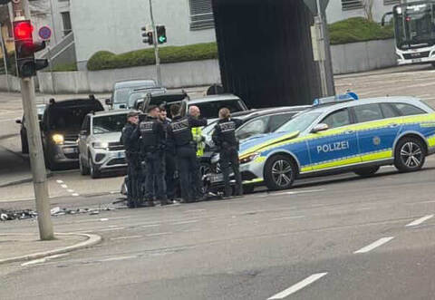 Ein Polizeiauto wurde beschädigt.