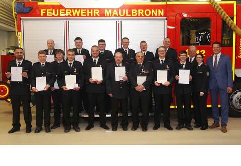 Bürgermeister Aaron Treut, die stellvertretende Verbandsvorsitzende Julia Ludwig und der stellvertretende Kreisbrandmeister Michael Szobries (von rechts) gratulieren den Geehrten und Beförderten der Maulbronner Wehr.