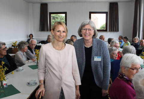 Referentin Daniela Falz und Cornelia Schuler vom Freundeskreis der Waldenser Pinache und Serres (von links) freuen sich über den guten Zulauf beim Vortrag über die Serremer Patouà-Dichterin Anna Gille.