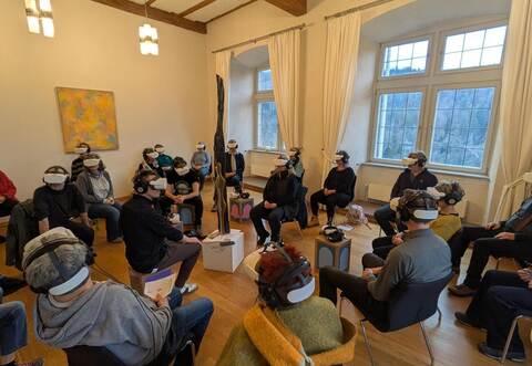 360-Grad-Theater: In der VR-Inszenierung von „Der Sandmann“ tauchen die Zuschauer mitten in Hoffmanns düstere Geschichte ein.