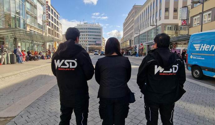 Zedran, Suheda und Mustaqeem wollen keine Fotos ihrer Gesichter oder ihre vollen Namen in der Zeitung sehen. Zwei Tage nach der Attacke sind sie schon wieder als Team in der Stadt unterwegs.