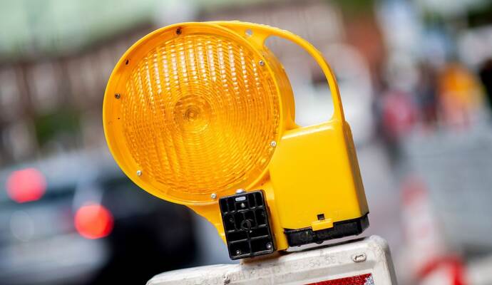 Warnleuchte an einer Baustelle