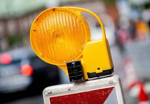 Warnleuchte an einer Baustelle