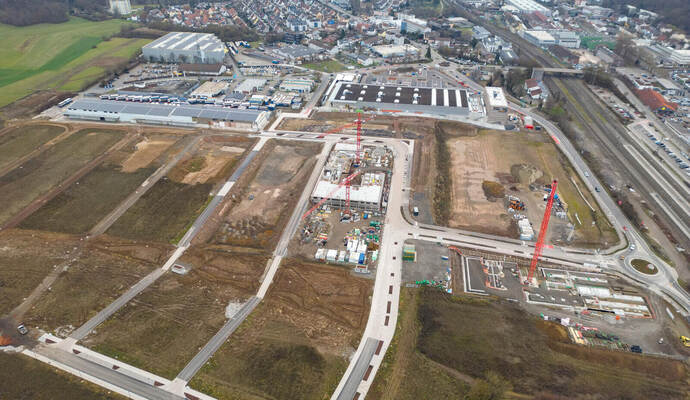 Während der OBI-Markt (im Hintergrund rechts zu sehen) bereits fertiggestellt ist und schon seit Anfang des Jahres geöffnet hat, bleibt noch unklar, wann genau daszusammenhängende Gebäude der Supermarktketten Aldi und Edeka gebaut wird. Das dafür vorgesehene Grundstück liegt vorne rechts.