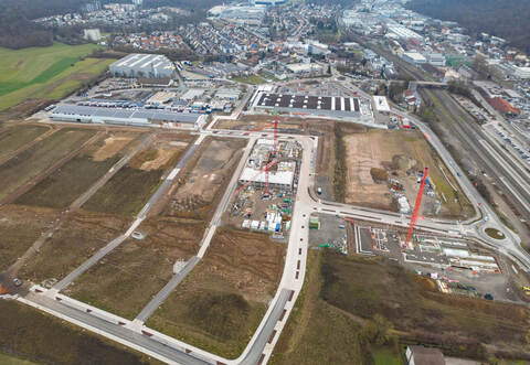 Während der OBI-Markt (im Hintergrund rechts zu sehen) bereits fertiggestellt ist und schon seit Anfang des Jahres geöffnet hat, bleibt noch unklar, wann genau daszusammenhängende Gebäude der Supermarktketten Aldi und Edeka gebaut wird. Das dafür vorgesehene Grundstück liegt vorne rechts.
