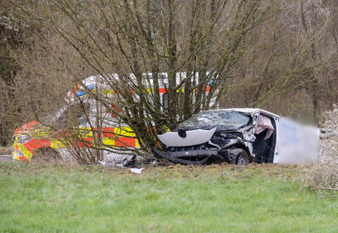 Der Autofahrer ist bei dem Unfall leicht verletzt worden.