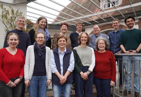 Zur Freude des neuen leitenden Pfarrers Steffen Schölch (oben, Dritter von rechts) haben sich in Ersingen bereits elf Ehrenamtliche für das Gemeindeteam gemeldet.Weitere sind willkommen.