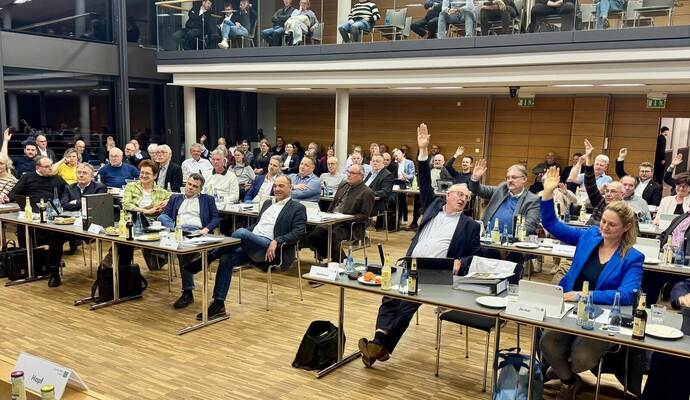 Halbe-halbe im Kreistag nach langen Diskussionen um die Finanzen des Landkreises: Nur die Hälfte der 50 anwesenden Kreisräte stimmt für den Etat, acht sind dagegen, 17 enthalten sich.