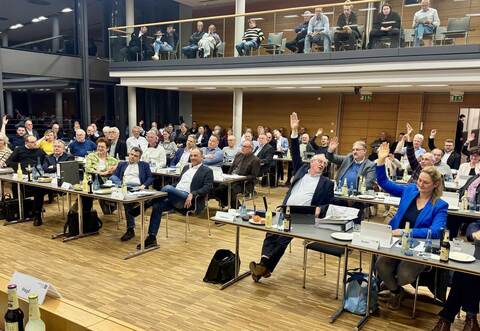 Halbe-halbe im Kreistag nach langen Diskussionen um die Finanzen des Landkreises: Nur die Hälfte der 50 anwesenden Kreisräte stimmt für den Etat, acht sind dagegen, 17 enthalten sich.