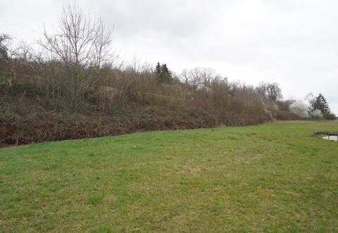 Direkt neben der Bahnlinie (links), am Kreisverkehr zwischen Ersingen undBilfingen, soll dereinst das neue Feuerwehrhaus entstehen. Weitere Weichen für das Millionenprojekt hat der Gemeinderat gestellt.