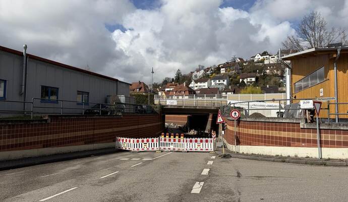 Seit Dienstagmorgen ist die Unterführung auf der Kieselbronner Straße in Enzberg voll gesperrt.
