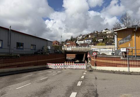 Seit Dienstagmorgen ist die Unterführung auf der Kieselbronner Straße in Enzberg voll gesperrt.