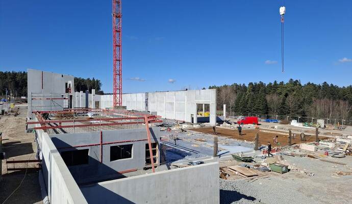 Am Würzbacher Kreuz in Oberreichenbach entsteht derzeit eine neue Straßenmeisterei für den Landkreis Calw. In unmittelbarer Nähe wird nun auch eine gemeinsame Integrierte Leitstelle des Kreises und des DRK geplant.