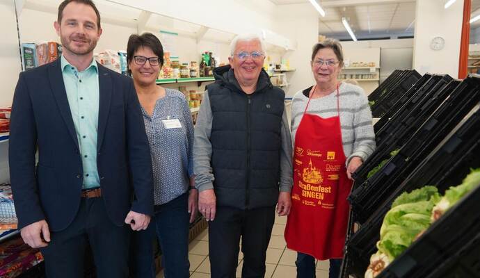 Kämpfelbachs Bürgermeister Thomas Maag dankt Tafel-Leiterin Sigrun Leonhardt, Diakonie-Vorsitzendem Karl-Heinz Stengel und der Ehrenamtlichen Christine Götz (von links) für ihr großes Engagement.