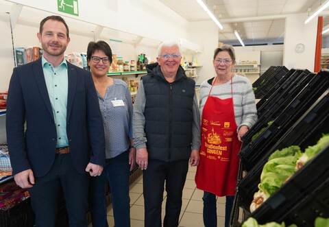 Kämpfelbachs Bürgermeister Thomas Maag dankt Tafel-Leiterin Sigrun Leonhardt, Diakonie-Vorsitzendem Karl-Heinz Stengel und der Ehrenamtlichen Christine Götz (von links) für ihr großes Engagement.
