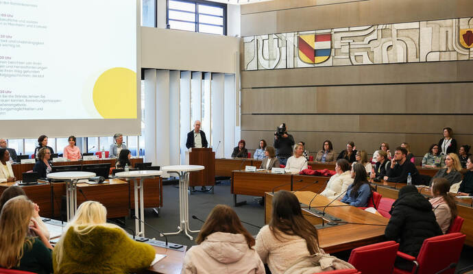 Sozialbürgermeister Frank Fillbrunn (Mitte) begrüßte die Anwesenden zu Beginn.