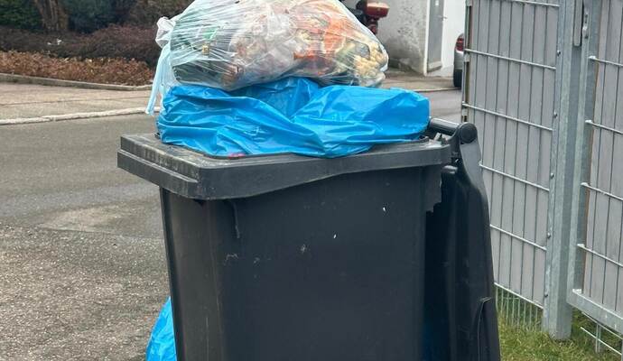 Noch im Januar quollen die Restmüllbehälter beispielsweise in Niefern-Öschelbronn über. Damals setzten sich mehrere Kreistagsfraktionen für einen raschen, kritischen Dialog mit PreZero ein.