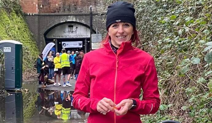 Tanja Höschele vor der Rennstrecke des Ultramarathons in Bath.