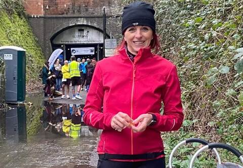 Tanja Höschele vor der Rennstrecke des Ultramarathons in Bath.