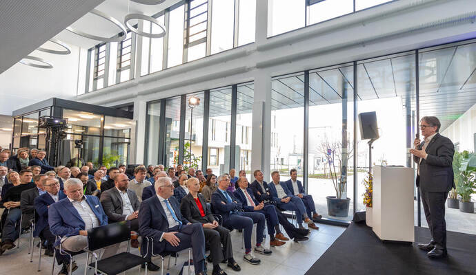 Interessiert hören die Anwesenden zu, während der baden-württembergischeSozial- und Gesundheitsminister Manfred Lucha begeistert über das neue Calwer Krankenhaus redet.