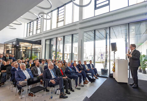 Interessiert hören die Anwesenden zu, während der baden-württembergischeSozial- und Gesundheitsminister Manfred Lucha begeistert über das neue Calwer Krankenhaus redet.