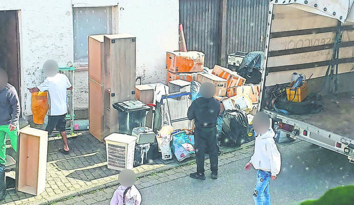 Ende der vergangenen Woche haben die Bewohner des Roma-Hauses in der Alten Mühlacker Straße ihre Habe in einen Umzugs-Laster geladen.