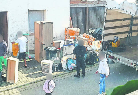 Ende der vergangenen Woche haben die Bewohner des Roma-Hauses in der Alten Mühlacker Straße ihre Habe in einen Umzugs-Laster geladen.