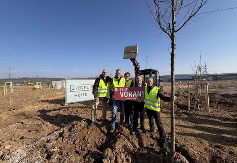 Bürgermeister Armin Dauner, OB Stephan Retter, Landschaftsarchitekt Frank Roser sowie die beiden Geschäftsführer der Hofkammer Projektentwicklung, Achim Geisbauer und Peter Laustetter, freuen sich über den Baufortschritt.Rose