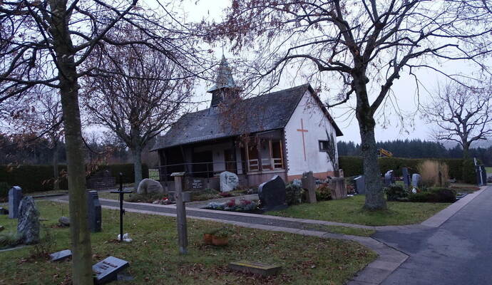 Die Aussegnungshalle in Bieselsberg.