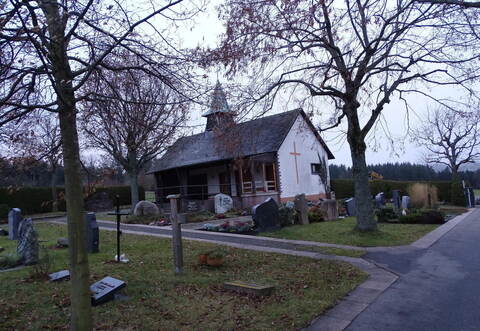 Die Aussegnungshalle in Bieselsberg.